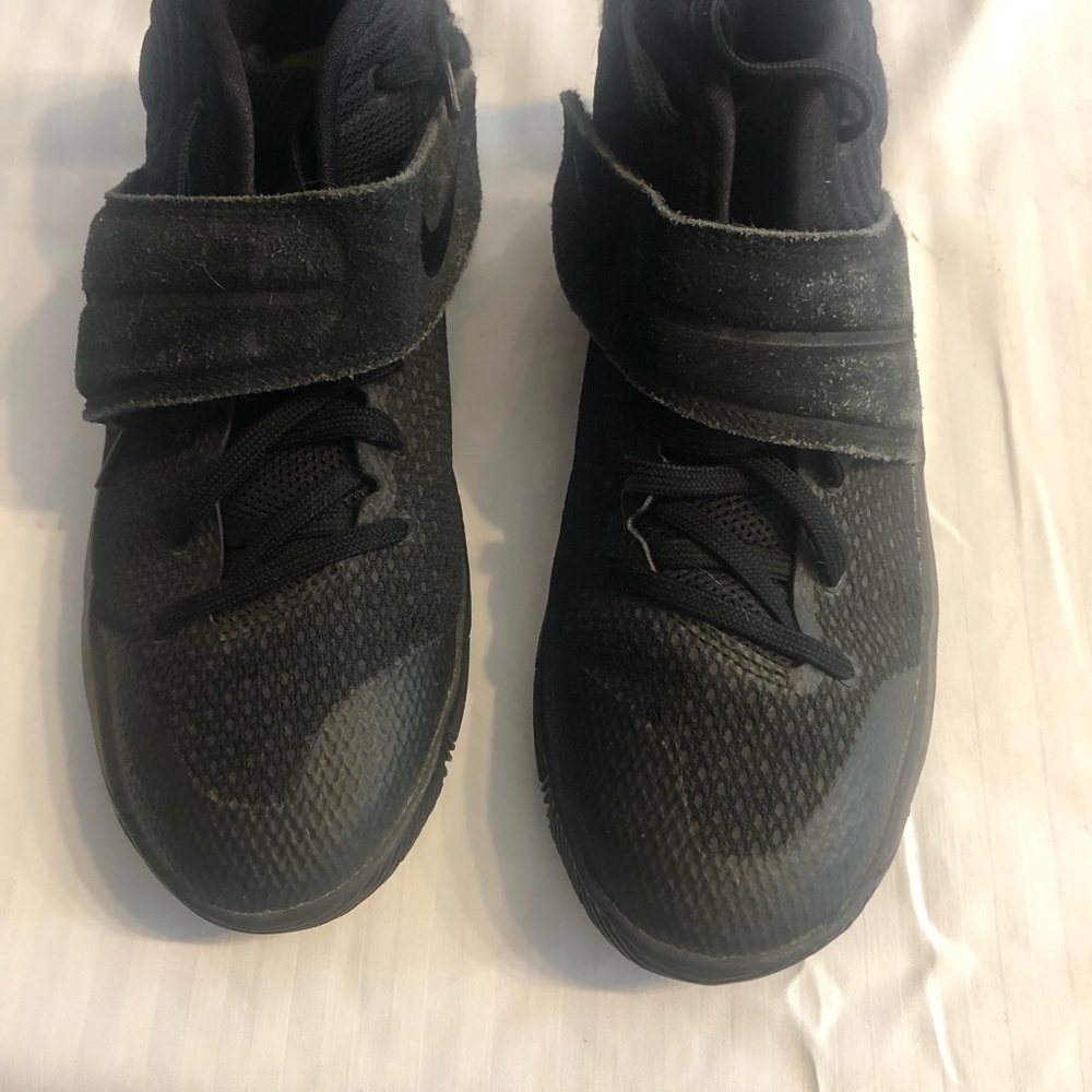 Nike Kyrie 2 Triple Black mid Kids Sneakers